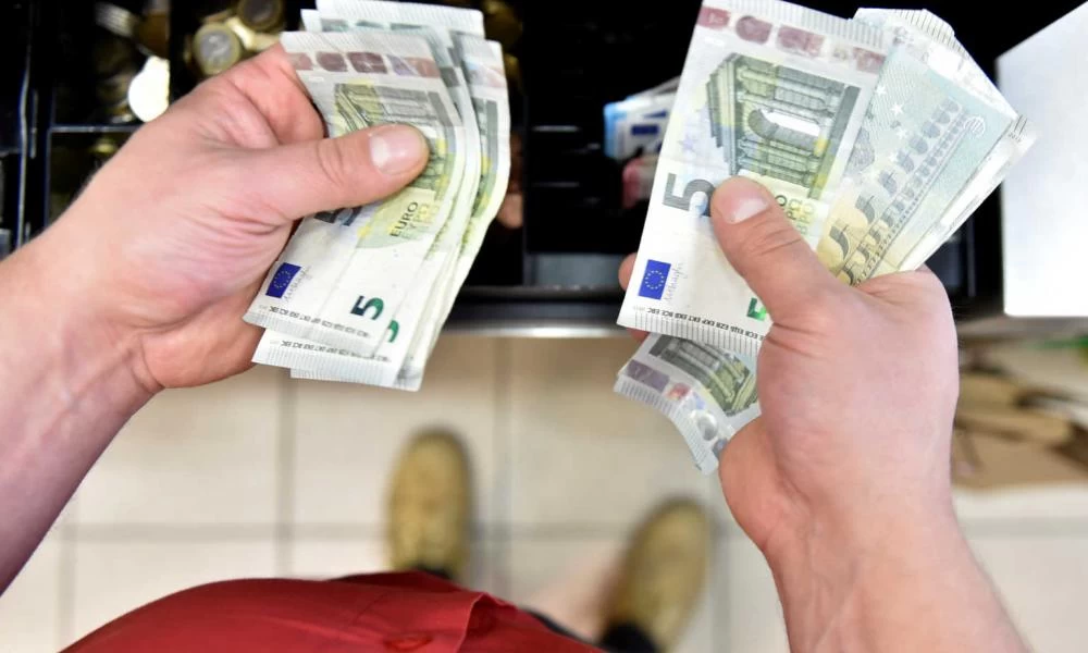 Δείτε τα καινούρια χαρτονομίσματα των 5 ευρώ (εικόνες)